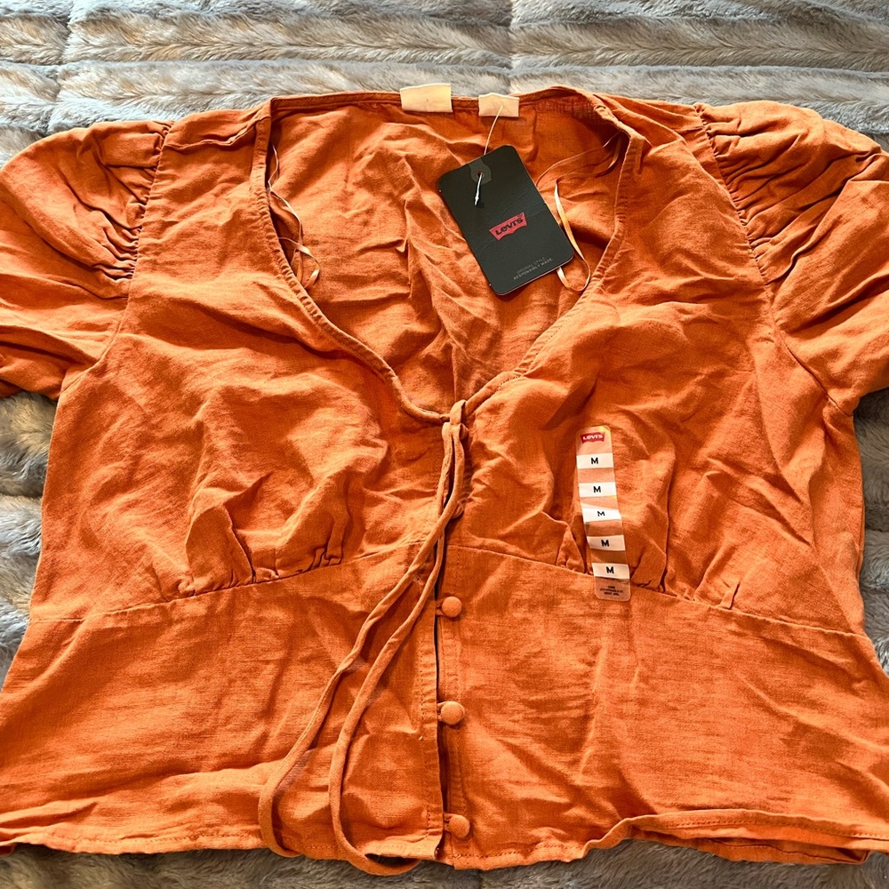 Levi’s crop puff sleeve blouse size M in burnt orange.